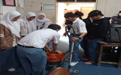 Siswa XIIDKV1 Bersihkan Ruang Lab Komputer, Wujudkan Lingkungan Belajar yang Nyaman